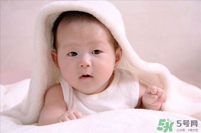 和0-6個月寶寶玩什么游戲更聰明 和0-6個月寶寶玩什么游戲更聰明