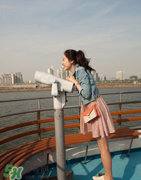 白百合紅色外套是什么牌子？白百合紅色外套是哪個(gè)品牌？