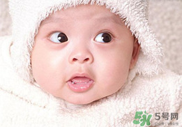 和0-6個月寶寶玩什么游戲更聰明 和0-6個月寶寶玩什么游戲更聰明