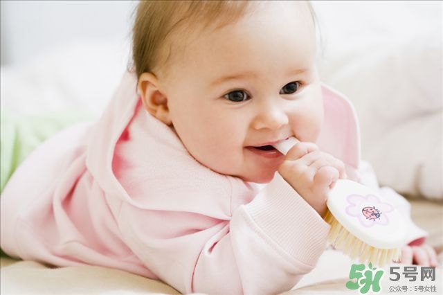 和0-6個月寶寶玩什么游戲更聰明 和0-6個月寶寶玩什么游戲更聰明