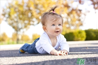 和0-6個月寶寶玩什么游戲更聰明 和0-6個月寶寶玩什么游戲更聰明