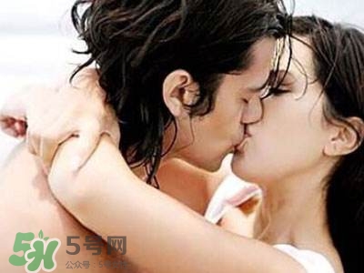 接吻時(shí)男生的手放哪里？接吻時(shí)男人的手摸哪里暴露性格