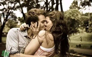 接吻時(shí)男生的手放哪里？接吻時(shí)男人的手摸哪里暴露性格