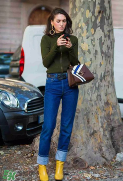 翻邊牛仔褲搭配什么上衣？翻邊牛仔褲配什么上衣好看？