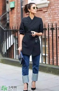 翻邊牛仔褲搭配什么上衣？翻邊牛仔褲配什么上衣好看？