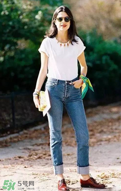 翻邊牛仔褲搭配什么上衣？翻邊牛仔褲配什么上衣好看？