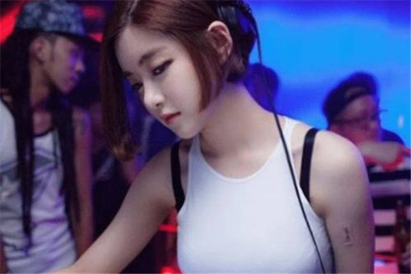 為什么女人也和男人一樣喜歡看美女？