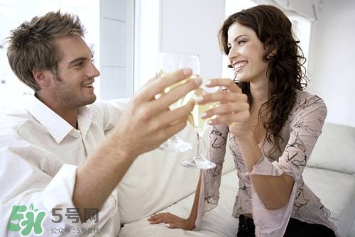 夫妻如何保持新鮮感？調(diào)情小技巧激發(fā)你的性欲