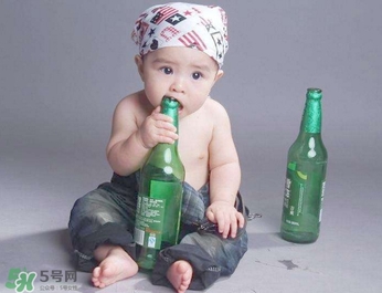 幼童干掉半斤白酒 兒童喝酒的影響有多大 幼童干掉半斤白酒 兒童喝酒的影響有多大