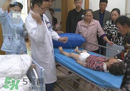 幼童干掉半斤白酒 兒童喝酒的影響有多大 幼童干掉半斤白酒 兒童喝酒的影響有多大