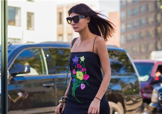 吊帶裙怎么搭配？吊帶裙怎么搭配好看？