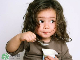 吃蝦爬子能喝酸奶嗎？蝦爬子和酸奶能一起吃嗎？