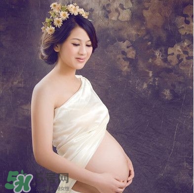 孕婦摸肚子會(huì)繞頸嗎？孕婦摸肚子胎兒能感受到嗎？
