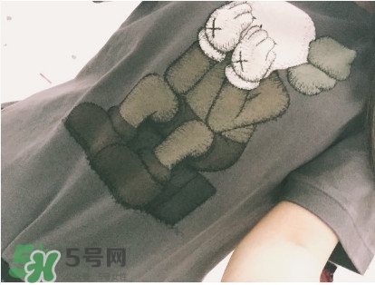 優(yōu)衣庫xKAWS合作系列衣服多少錢與試穿圖片 優(yōu)衣庫xKAWS合作系列衣服多少錢與試穿圖片