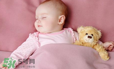 如何判斷新生兒已經吃飽？新生兒吃飽了有什么表現？