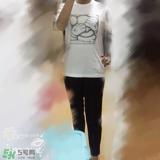 優(yōu)衣庫xKAWS合作系列衣服多少錢與試穿圖片 優(yōu)衣庫xKAWS合作系列衣服多少錢與試穿圖片