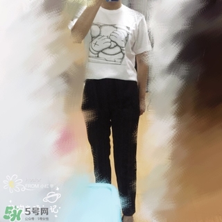 優(yōu)衣庫xKAWS合作系列衣服多少錢與試穿圖片 優(yōu)衣庫xKAWS合作系列衣服多少錢與試穿圖片