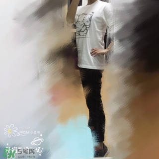 優(yōu)衣庫xKAWS合作系列衣服多少錢與試穿圖片 優(yōu)衣庫xKAWS合作系列衣服多少錢與試穿圖片