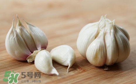 蒜頭不能和什么一起吃？大蒜不能跟什么一起吃