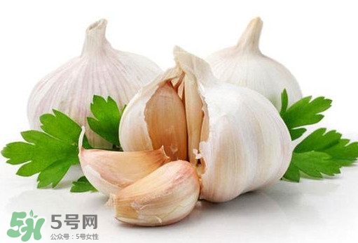 蒜頭能生吃嗎？蒜頭生吃好還是熟吃好