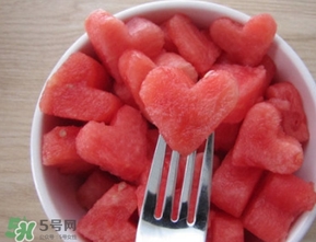 晚上睡前吃西瓜會(huì)胖嗎？晚上吃西瓜會(huì)長(zhǎng)胖嗎