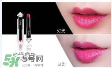 嬌蘭小黑裙甜漾唇膏061試色 嬌蘭小黑裙唇膏061試色圖 嬌蘭小黑裙甜漾唇膏061試色 嬌蘭小黑裙唇膏061試色圖