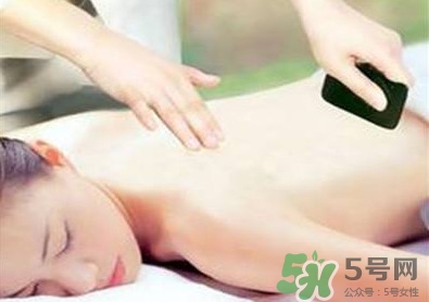 夏天刮痧好嗎？夏天拔罐好還是刮痧好？