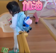 餃子的奶牛背包是什么牌子？寶寶背包應(yīng)該怎么挑選？