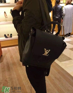 lv lockme包包怎么辨別真?zhèn)?？lv lockme包包真假鑒定