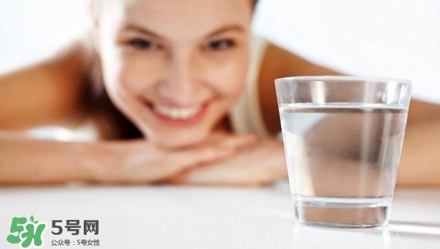 30天不喝飲料，妹子的對(duì)比照令人震驚 喝白開(kāi)水的好處