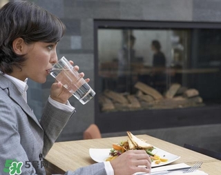 30天不喝飲料，妹子的對(duì)比照令人震驚 喝白開(kāi)水的好處