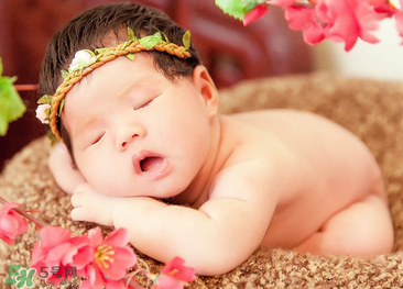 寶寶臍帶消毒是用碘伏還是用酒精？寶寶臍帶用什么消毒好？