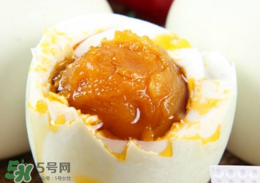 咸鴨蛋為什么會(huì)出油？咸鴨蛋為什么有油