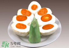 咸鴨蛋放久了還能吃嗎？咸鴨蛋放臭了還能吃嗎？