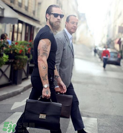 為什么黑色衣服會(huì)變紅？黑色衣服變紅了怎么辦？