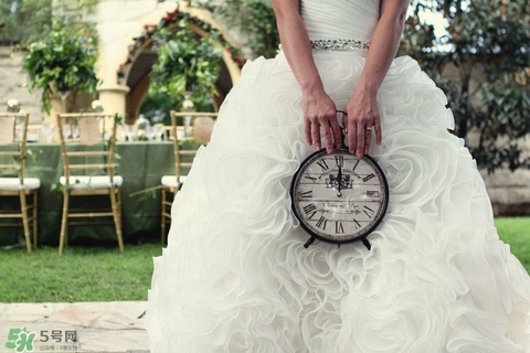 結(jié)婚租婚紗還是買婚紗好_結(jié)婚婚紗是買好還是租好 結(jié)婚租婚紗還是買婚紗好_結(jié)婚婚紗是買好還是租好