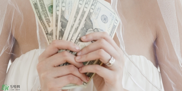 結(jié)婚租婚紗還是買婚紗好_結(jié)婚婚紗是買好還是租好 結(jié)婚租婚紗還是買婚紗好_結(jié)婚婚紗是買好還是租好