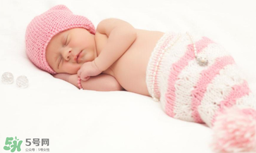 夏天寶寶需要穿襪子睡覺嗎？寶寶夏天睡覺要穿襪子嗎？