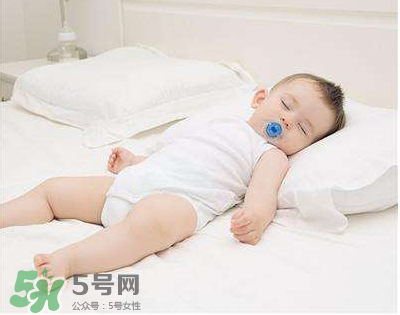 夏天寶寶需要穿襪子睡覺嗎？寶寶夏天睡覺要穿襪子嗎？