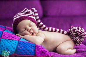 夏天寶寶需要穿襪子睡覺嗎？寶寶夏天睡覺要穿襪子嗎？