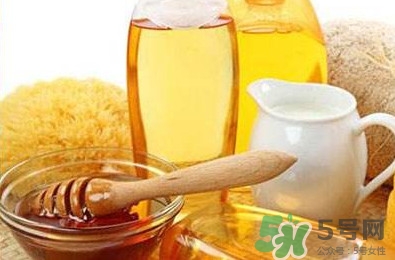 吃螃蟹可以喝蜂蜜水嗎？吃螃蟹能喝橙汁嗎？