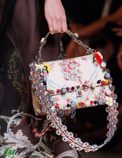 fendi kan i多少錢？芬迪kan i包包國內(nèi)專柜價格