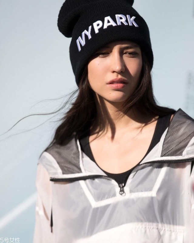 女健身衣服什么牌子好 女士健身服哪個(gè)牌子好 女健身衣服什么牌子好 女士健身服哪個(gè)牌子好