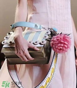 fendi小菠蘿毛球掛件多少錢？芬迪菠蘿毛球價格