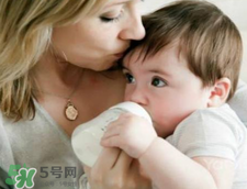 母乳寶寶要比喂奶粉的寶寶體質(zhì)好嗎 母乳比奶粉營養(yǎng)嗎？