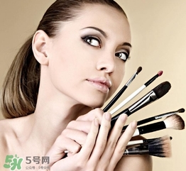 化妝后臉癢是怎么回事？化妝后臉癢怎么辦？