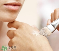化妝后臉癢是怎么回事？化妝后臉癢怎么辦？