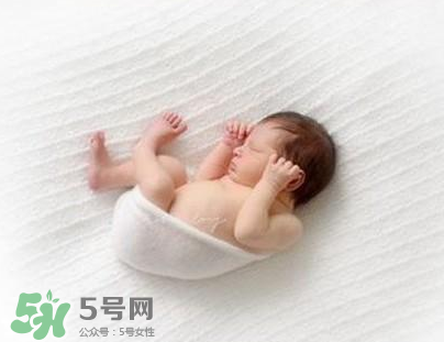 新生兒能用母乳洗臉嗎？新生兒能用母乳擦臉嗎？