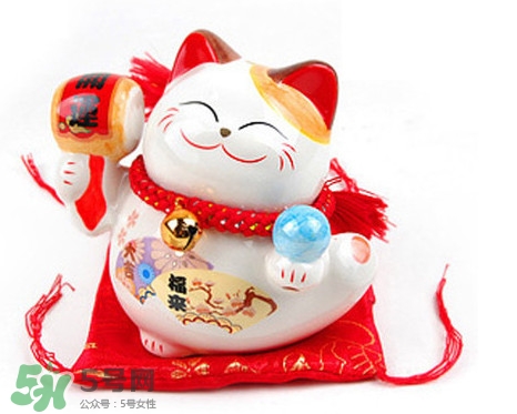 招財(cái)貓有什么講究？招財(cái)貓左手招什么右手招什么？