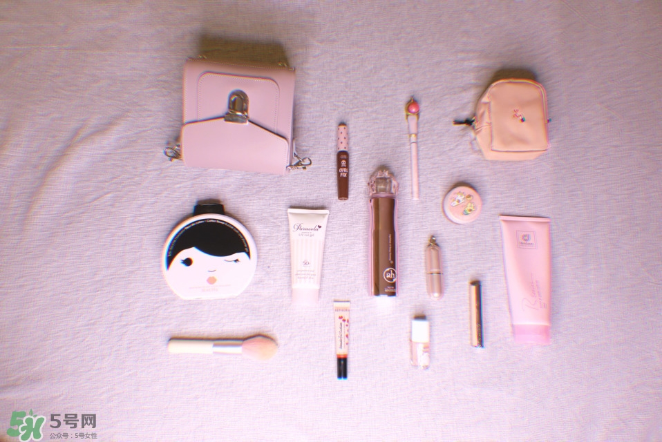 粉色包裝的化妝品 粉色瓶子的護(hù)膚品 粉色包裝的化妝品 粉色瓶子的護(hù)膚品